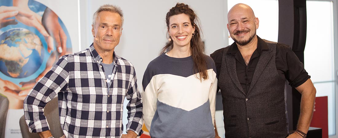 Instantané pris dans le cadre de la rencontre du réseau "École de la durabilité" - on y voit le militant écologiste et réalisateur de  documentaires Hannes Jaenicke, l'animatrice Isabel Sonnabend ainsi que Benjamin Kiehn de la Fondation proWIN pro nature.