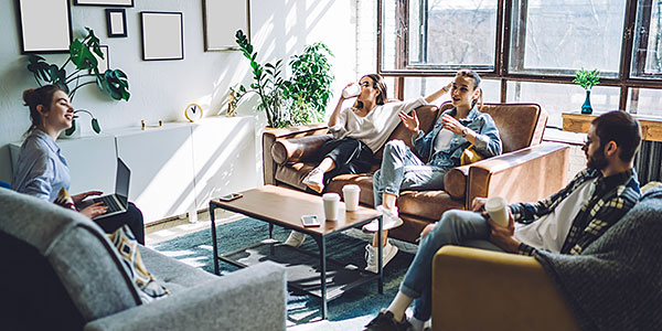 Les invités à une démo proWIN sont assis ensemble, ils reçoivent un cadeau “Clients” proWIN pour leur participation à la démo proWIN